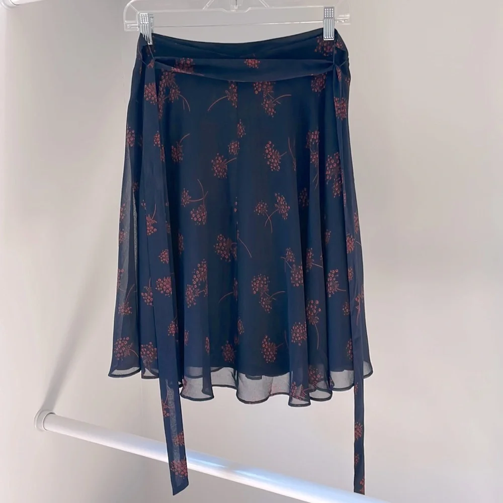 NWT Ann Taylor 4P Navy with Red Floral Design Flowy A-Line Chiffon Skirt